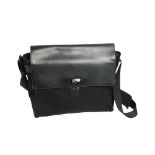 Maletín bandolera Montblanc modelo Messenger. En seda ligera, algodón y piel negra. Interior en