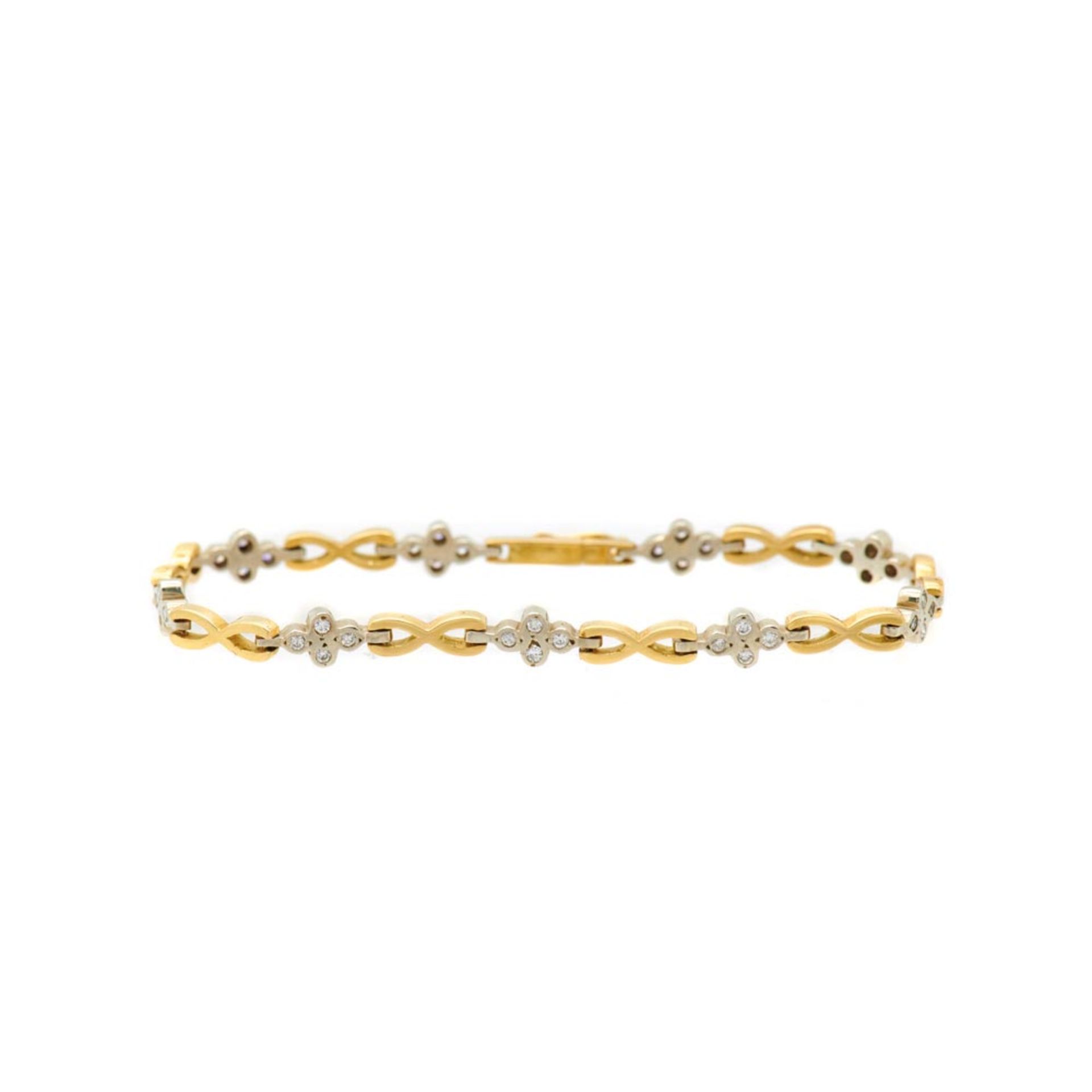 Pulsera en oro bicolor con diamantes talla brillante engastados en chatón. Peso diamantes: 0,45