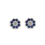 Pendientes rosetón en oro blanco con diamante central talla brillante orlado por zafiros azules