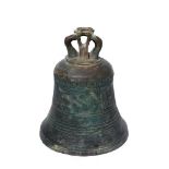 Campana en bronce, fles. del s.XVIII. Inscripción: "Sancta Maria Ora Pro Nobis Anno 1799". Alt.: