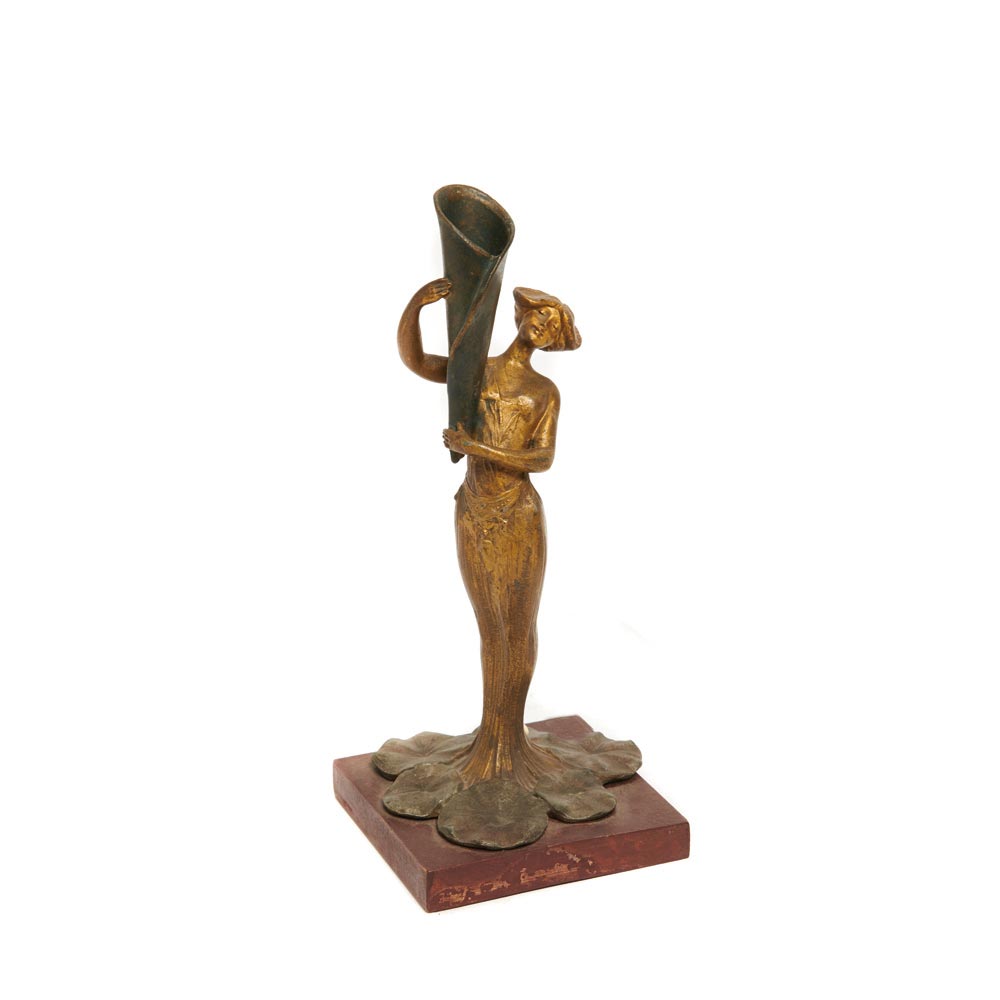 Lámpara de sobremesa Art Nouveau diseño figura femenina en calamina dorada sobre peana en madera,