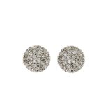 Pendientes diseño circular en oro blanco con diamantes talla brillante engastados en garras. Peso