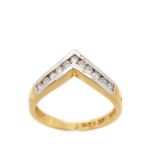 Sortija en oro bicolor con centro diseño V con diamantes talla brillante engastados en barras.