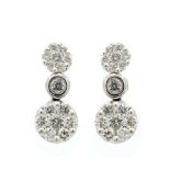 Pendientes en oro blanco con chatón y rosetones de diamantes talla brillante. Peso diamantes: 1