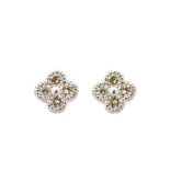 Pendientes diseño flor en oro blanco con diamantes talla brillante. Peso brillante: 0,20 ct.