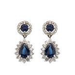 Pendientes en oro blanco con zafiros azules tallas redonda y perilla orlados por diamantes talla