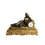 Reloj de sobremesa en bronce dorado y patinado, s.XIX. Caja flanqueada por figura femenina con