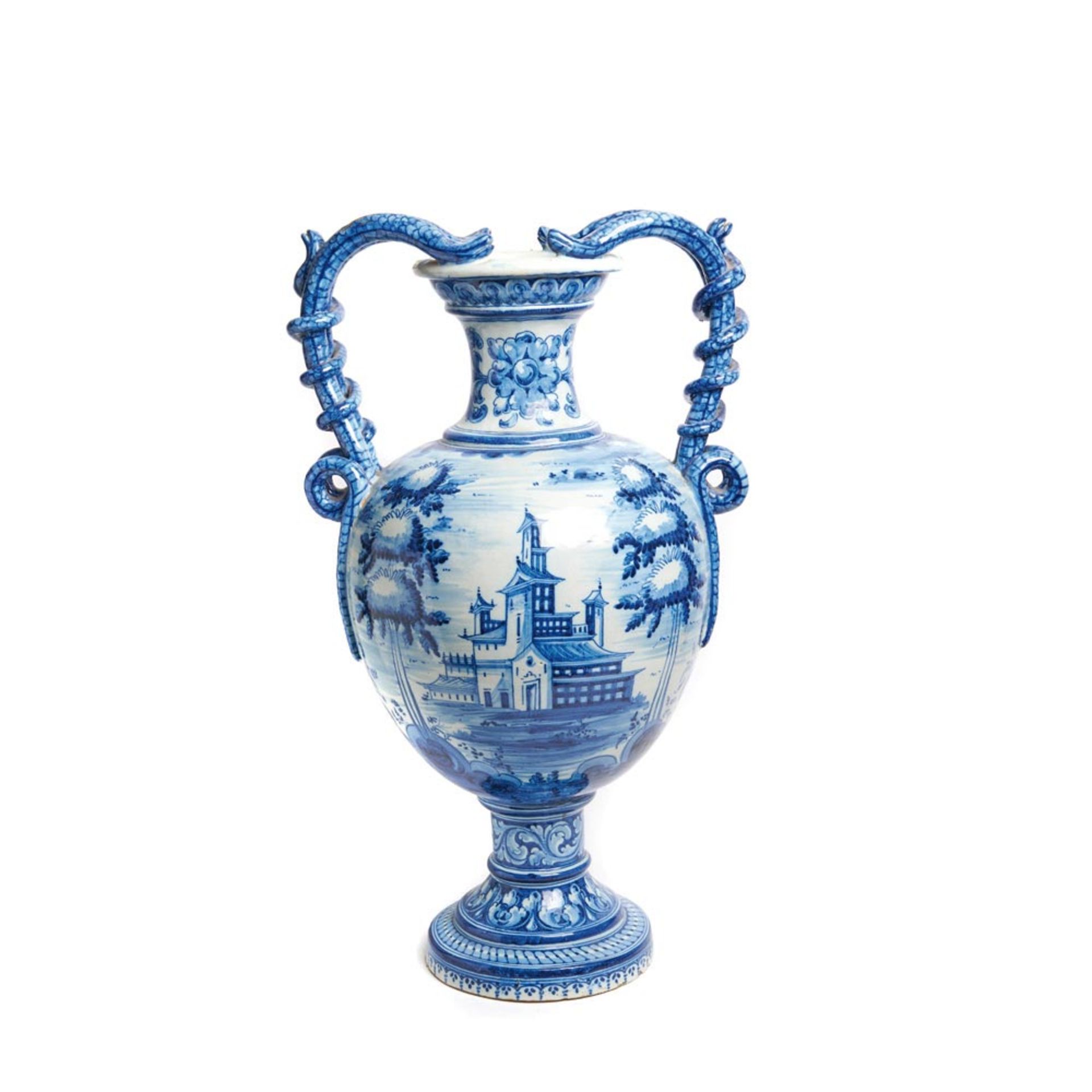 Jarrón en cerámica de Talavera esmaltada azul y blanca con decoración de personajes a caballo en