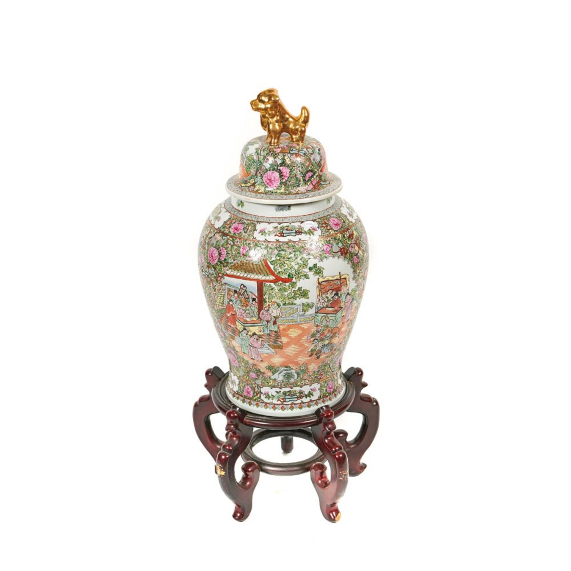 Tibor en porcelana china de Cantón con decoración de escenas cortesanas y motivos florales, mediados