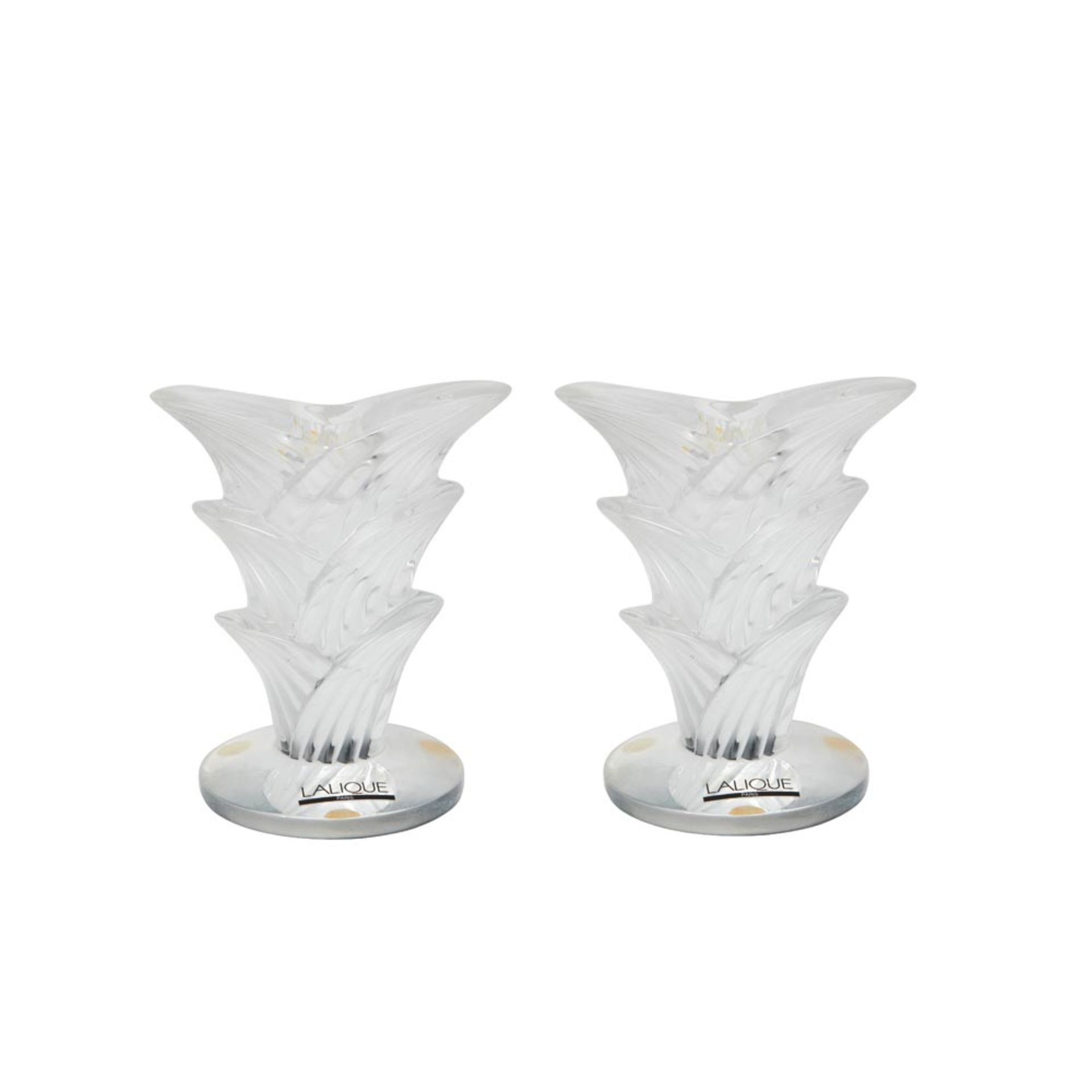 Manufactura Lalique. Pareja de candeleros diseño hojas en cristal moldeado y parcialmente mateado,