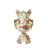 Jarrón en cerámica italiana Nove vidriada con decoración floral y figuras fantásticas en los
