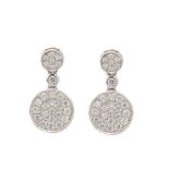 Pendientes en oro blanco con doble círculo de pavé de diamantes talla brillante. Peso diamantes: 0,