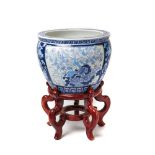 Jardinera en porcelana china azul y blanca con decoración floral sobre peana en madera, segunda