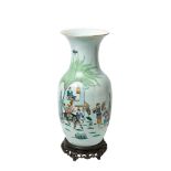 Jarrón en porcelana china con decoración de campesinos y leyenda sobre peana en madera, primer