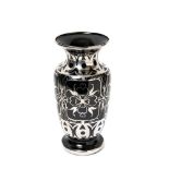 Jarrón en cristal de Bohemia de tonalidad negra con decoración floral esmaltada en plata, mediados