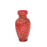 Manufactura Barovier & Toso. Jarrón en cristal rojo de Murano gallonado con inclusiones de