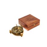 Brújula-reloj solar inglesa en latón, s.XX. Adjunta caja original en madera.