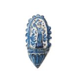 Benditera de colgar en cerámica aragonesa azul y blanca esmaltada con decoración de San Antonio, s.