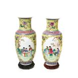 Pareja de jarrones en porcelana china Familia Amarilla con decoración de geishas en cartelas y