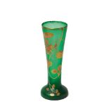 Jarrón Art Nouveau en cristal verde mateado con decoración floral dorada, ppios. del s.XX. Alt.: