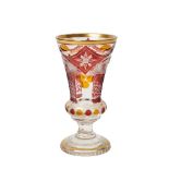 Copa en cristal de Bohemia doblado en tonalidades roja y translúcida tallado con decoración de