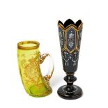 Lote de jarra y jarrón en cristal de tonalidades verde y negra con decoración esmaltada y dorada