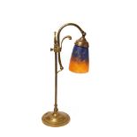 Lámpara de sobremesa Art Nouveau en bronce con tulipa en vidrio de tonalidades naranja y azul