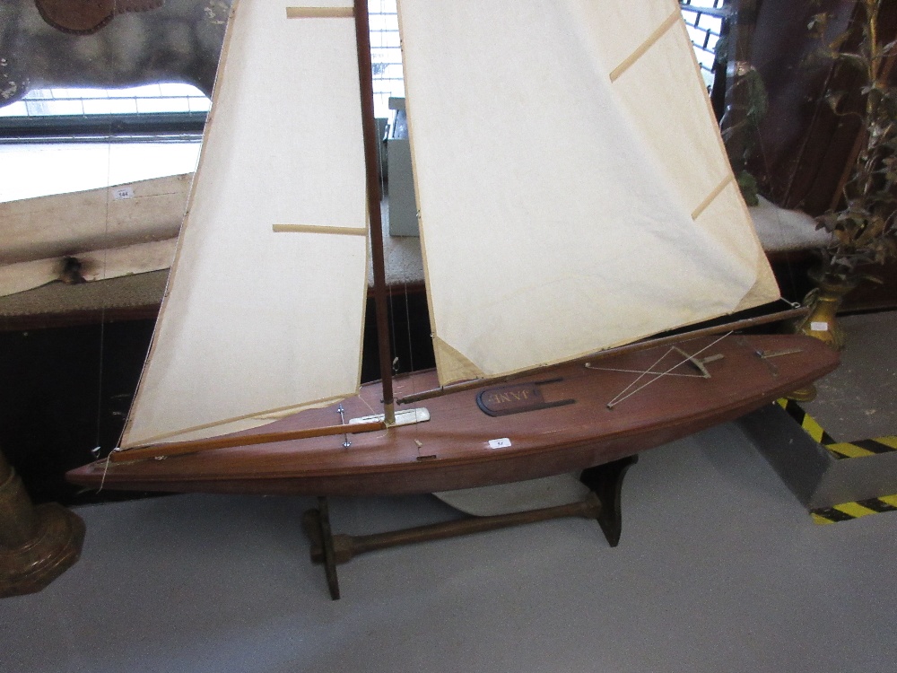 ' Jane ', 10 Rater class, large wooden model pond yacht with integral keel, detachable wooden mast, - Image 2 of 7