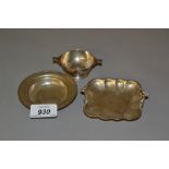 Miniature silver quaich and two trinket dishes