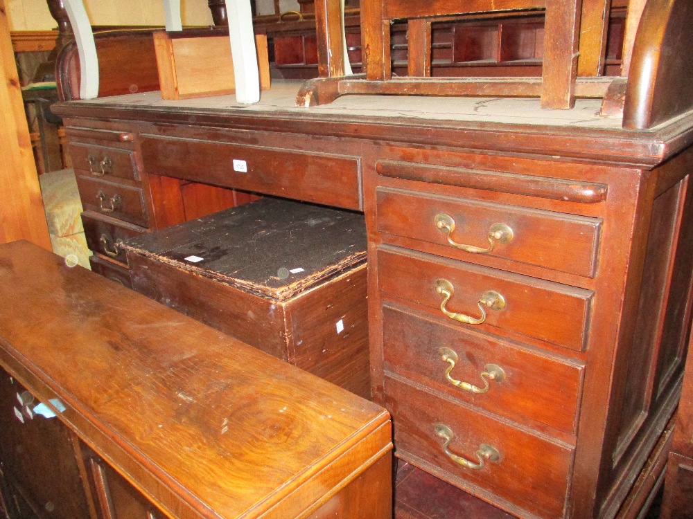 Early 20th Century mahogany roll-top desk,