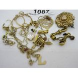 Quantity of 9ct gold and yellow metal jewellery