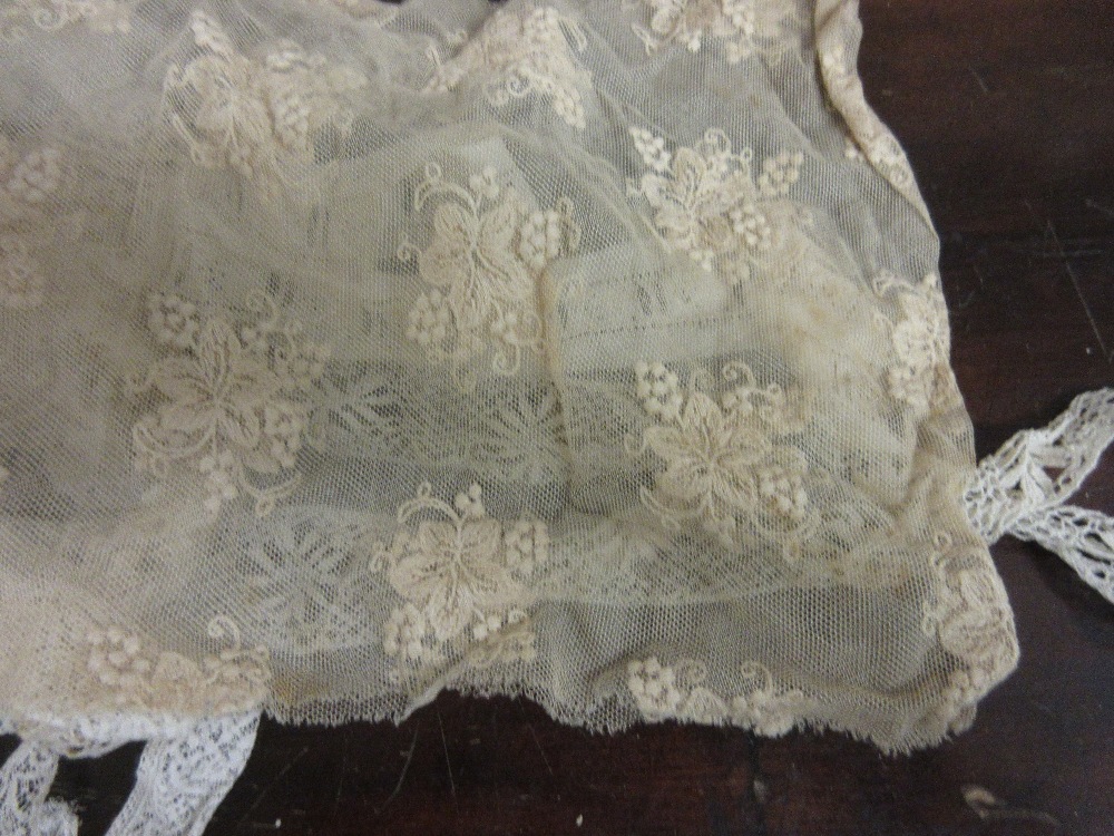 Small quantity of various lace work trimmings - Image 4 of 18