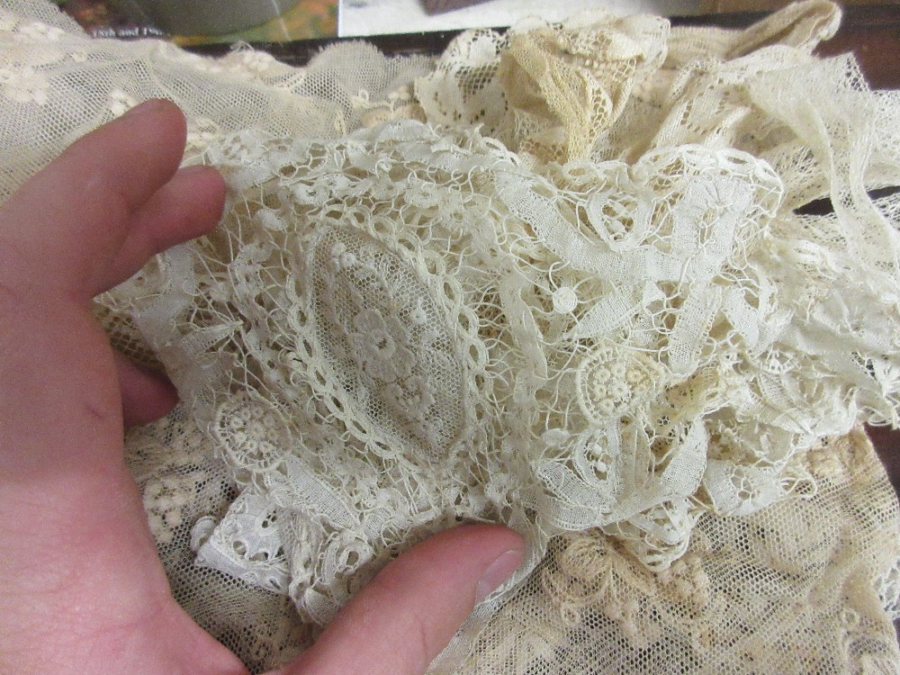 Small quantity of various lace work trimmings - Image 5 of 18