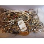 Small quantity of miscellaneous costume jewellery