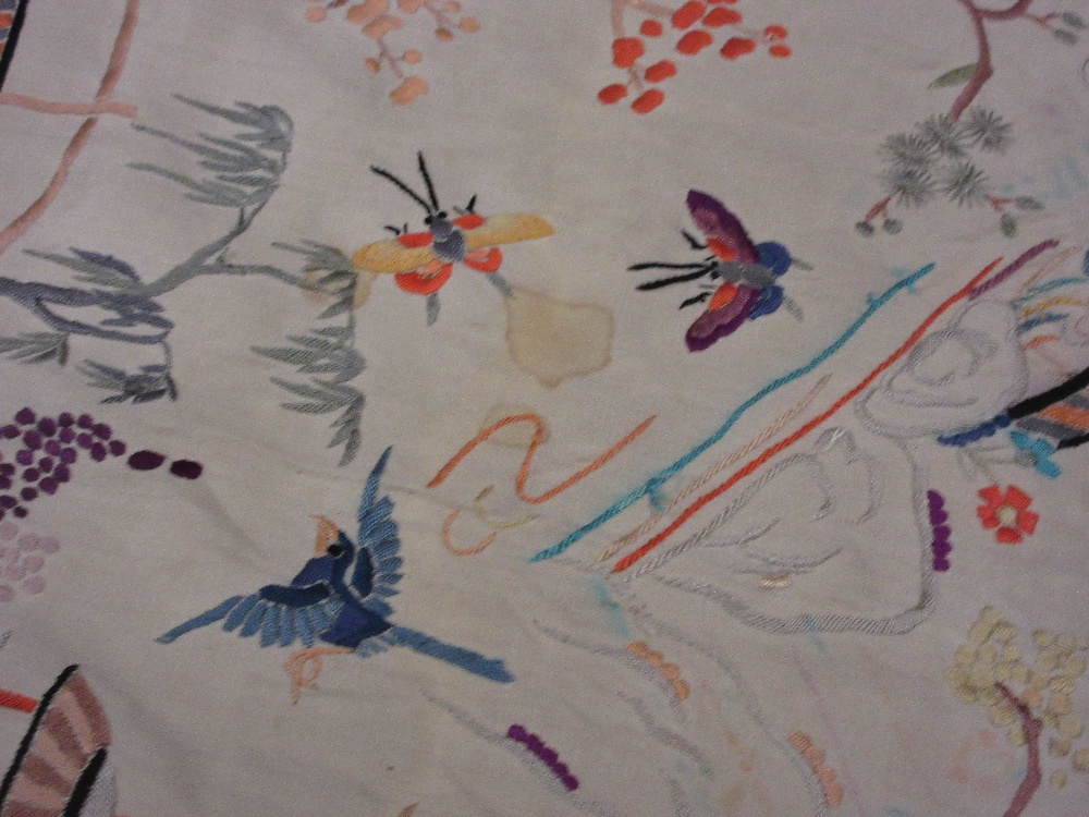 Early 20th Century oriental silk embroidered shawl with tasselled border decorated with chinoiserie - Image 6 of 8