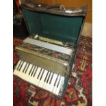 Peretta piano accordion in original box (at fault)