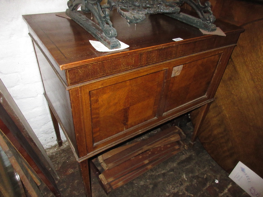 1920's Mahogany floorstanding gramophone CONDITION REPORT This gramophone has an