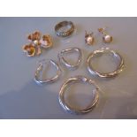 Two pairs of modern white gold earrings, a 9ct gold and agate clover leaf brooch,