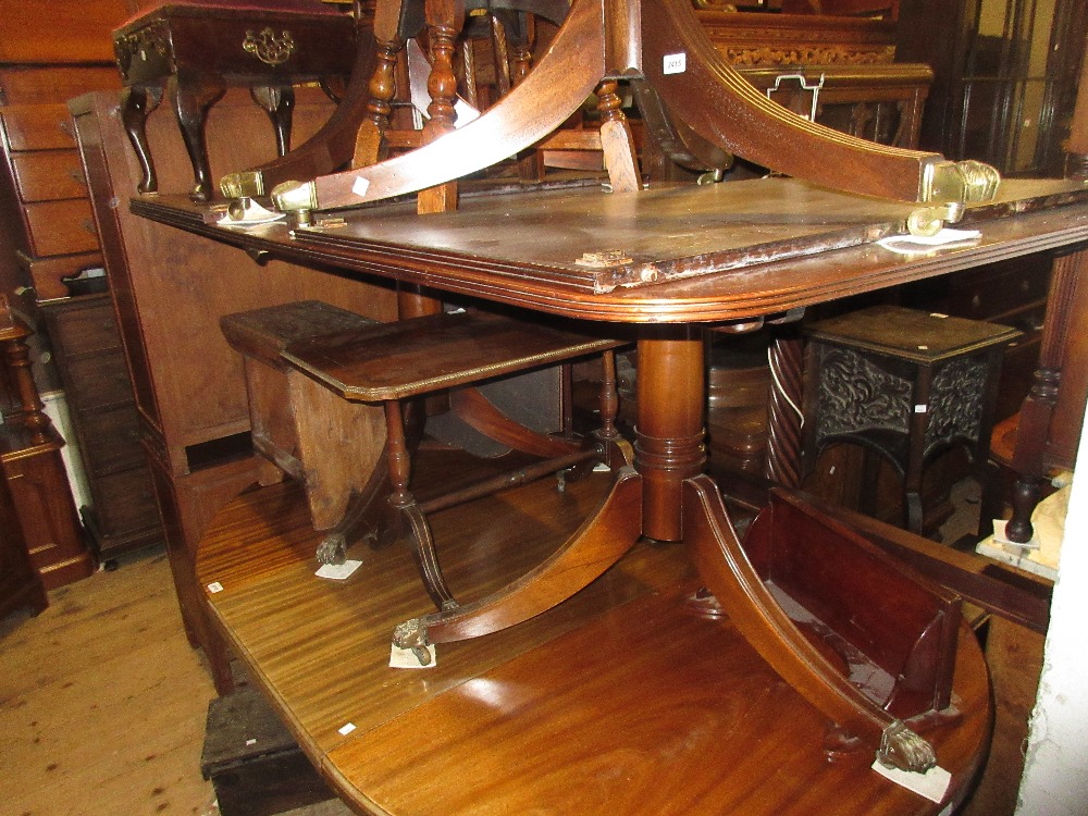 20th Century mahogany pedestal dining table having inlaid top,
