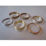 Two 18ct gold wedding bands,