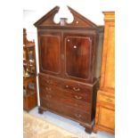 Good quality George III mahogany linen press,