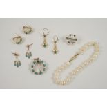 A QUANTITY OF JEWELLERY including a turquoise and cultured pearl circle pendant, a cultured pearl