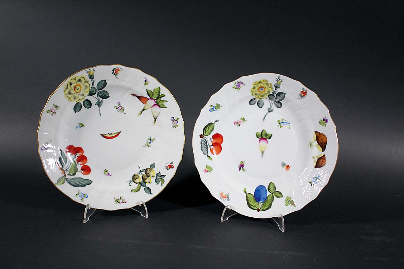 SET OF HEREND DISHES - FRUITS & FLOWERS a set of 22 Herend dishes painted in the Fruits & Flowers