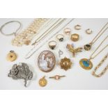 A QUANTITY OF JEWELLERY including a Victorian gold locket brooch, a circular gold locket set with