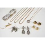 A QUANTITY OF JEWELLERY including a diamond set S pendant, a grey cultured pearl necklace with