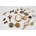 A JEWELLERY BOX CONTAINING VARIOUS ITEMS OF JEWELLERY including a garnet and pearl set cluster