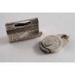 AN EARLY 20TH CENTURY ENGRAVED SILVER VESTA CASE with the facility to dispense one match at a