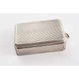 AN EARLY 20TH CENTURY SILVER VESTA CASE of canted rectangular form with reeded decoration and a