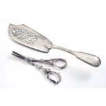 A VICTORIAN FIDDLE & THREAD PATTERN FISH SLICE with a scroll-pierced blade, crested, by William