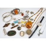 A LARGE QUANTITY OF JEWELLERY AND COSTUME JEWELLERY